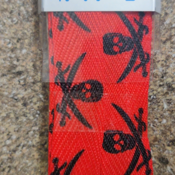 🆕 Red and Black Pirate/ Skull & Swords Shoelaces ❤️🖤🦜👟 - Picture 3 of 3